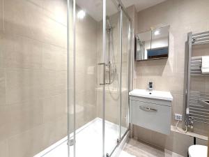 Spacious & Stunning 5 Bed Cheltenham Home