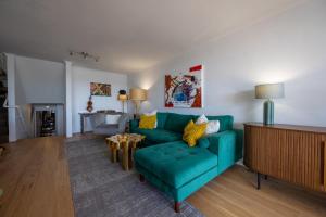 120 m2 - Water View - Manly Central - 2 Bed 2 Bath & More