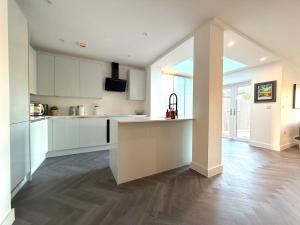 Spacious & Stunning 5 Bed Cheltenham Home