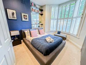 Promo Rate - 2BDR flat in Hammersmith with private Patio near Shepherds Bush & Westfield by NourNest Apartments