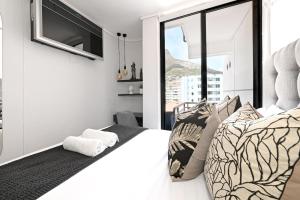 The Flamingo Sea Point Promenade & Walk to Beach