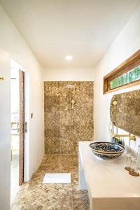 Sole 1BR Romantic Villa, 5 Min to Thomas Beach