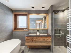 Chalet spacieux à Courchevel avec piscine et sauna - FR-1-568-27