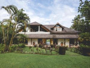 Luxury Villa with Pool, Yoga, Jungle activities & Surf near Balian Beach