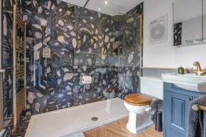 Spacious 6-Bed Countryside Home Surrounded by Nature