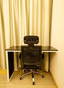 1 BR heated Pool, King Bed,Gym,next to Junction Mall