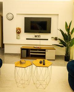 1 BR heated Pool, King Bed,Gym,next to Junction Mall