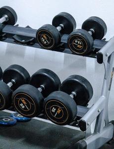 1 BR heated Pool, King Bed,Gym,next to Junction Mall