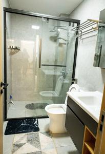 1 BR heated Pool, King Bed,Gym,next to Junction Mall