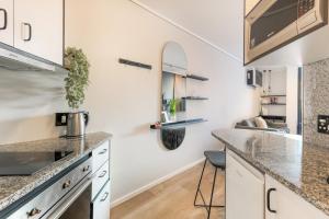 Walk to Beach & Sea Point Promenade The Flamingo