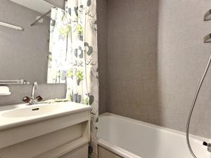 Studio cabine bien équipé proche des pistes - FR-1-340-37