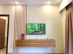 Spacious Modern 1BHK Apartment - Pool, Full Kitchen & Balcony Near Candolim Beach