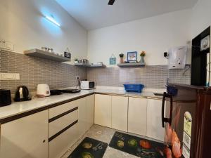 Spacious Modern 1BHK Apartment - Pool, Full Kitchen & Balcony Near Candolim Beach