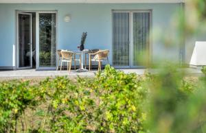 Apartment C2 "Pine Hill Resort" - barrierefrei mit offener Dusche & großer Südterrasse mit Blick in Grüne