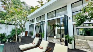 Villa Daya Canggu - 5 Mins to Beach, Rooftop Cinema and Private Cook