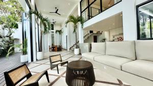 Villa Daya Canggu - 5 Mins to Beach, Rooftop Cinema and Private Cook