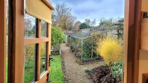 Plank Bridge Shepherds Hut in Apple Orchard & BBQ Sleeps 2