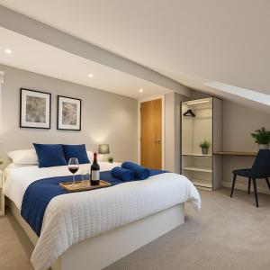 Spacious 3-Bedroom Apartment with Private Parking & Wi-Fi