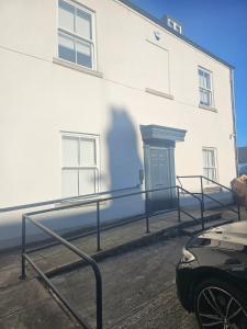 Spacious 3-Bedroom Apartment with Private Parking & Wi-Fi