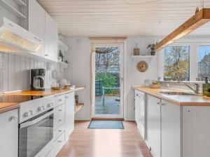 Holiday Home Hughlek - from the sea by Interhome