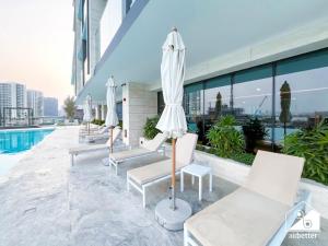 2BR Panoramic Skyline Haven with Jacuzzi