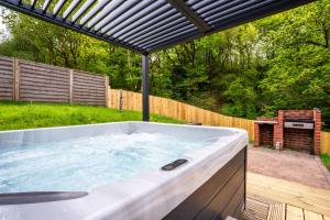 Rosemary Lodge 2BR with Hot Tub and Sauna near Black Mountain