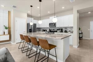 5 Bedrooms 45 Bathrooms Windsor Island3902 La