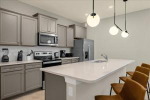 6 Bedrooms 45 Bathrooms Windsor Island4075 La