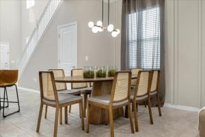 6 Bedrooms 45 Bathrooms Windsor Island4075 La