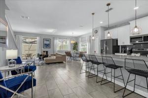 5 Bedrooms 4 Bathrooms Storey Lake 4813 Ll