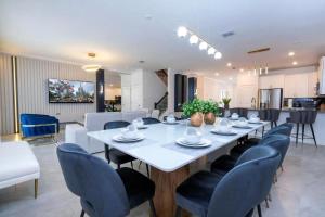 9 Bedrooms 5 Bathrooms Storey Lake 4320Pw