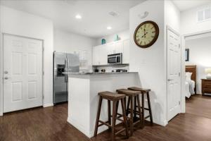 4 Bedrooms 3 Bathrooms Lucaya Village 18-105