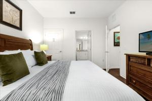 4 Bedrooms 3 Bathrooms Lucaya Village 18-105