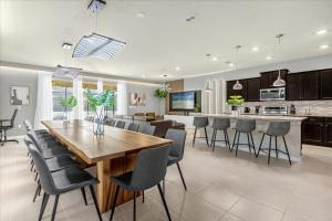 10 Bedroom 8 Bathroom Windsor Island 4205La