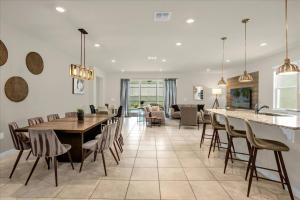 8 Bedroom 6 Bathroom Windsor Island 2070Lc