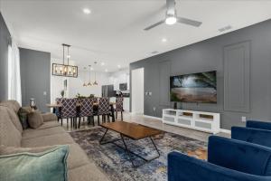 9 Bedrooms 5 Bathrooms Solterra 7240 Ol