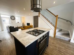 Jollys-Contemporary Beachfront Property, Pet Friendly with optional Hot Tub