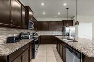 10 Bedrooms 8 Bathrooms Windsor Island 3104Md