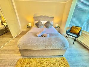 Stylish Three Bedroom Apartment - 5 Mins Walk to Beach - Free Parking