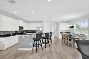 5 Bedrooms 55 Bathrooms Re701Gb