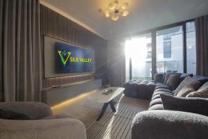 Silk Valley - 4B near Al Hamriyah steps away from Beach