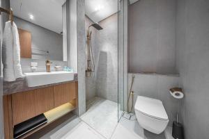 Chic 1BR Getaway, Sleeps 4, Stunning Pool Views