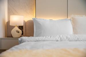 Chic 1BR Getaway, Sleeps 4, Stunning Pool Views