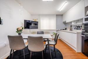 5 minutes walk from Cheongdam Station 8 minutes from Gangnamgu Office Station