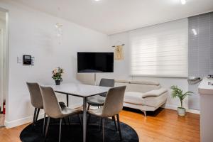 5 minutes walk from Cheongdam Station 8 minutes from Gangnamgu Office Station