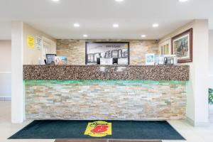 Super 8 by Wyndham Gananoque - Country Squire Resort
