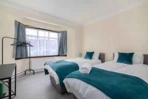 Spacious 4-Bedroom Family Home near Wembley