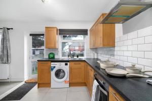 Spacious 4-Bedroom Family Home near Wembley