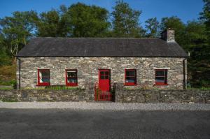 Cosy stone cottage on the shores of Sneem River