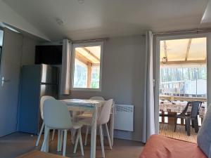 MH 229 2 chambres et 1 salle de bain dans camping 4 étoiles avec parc aquatique